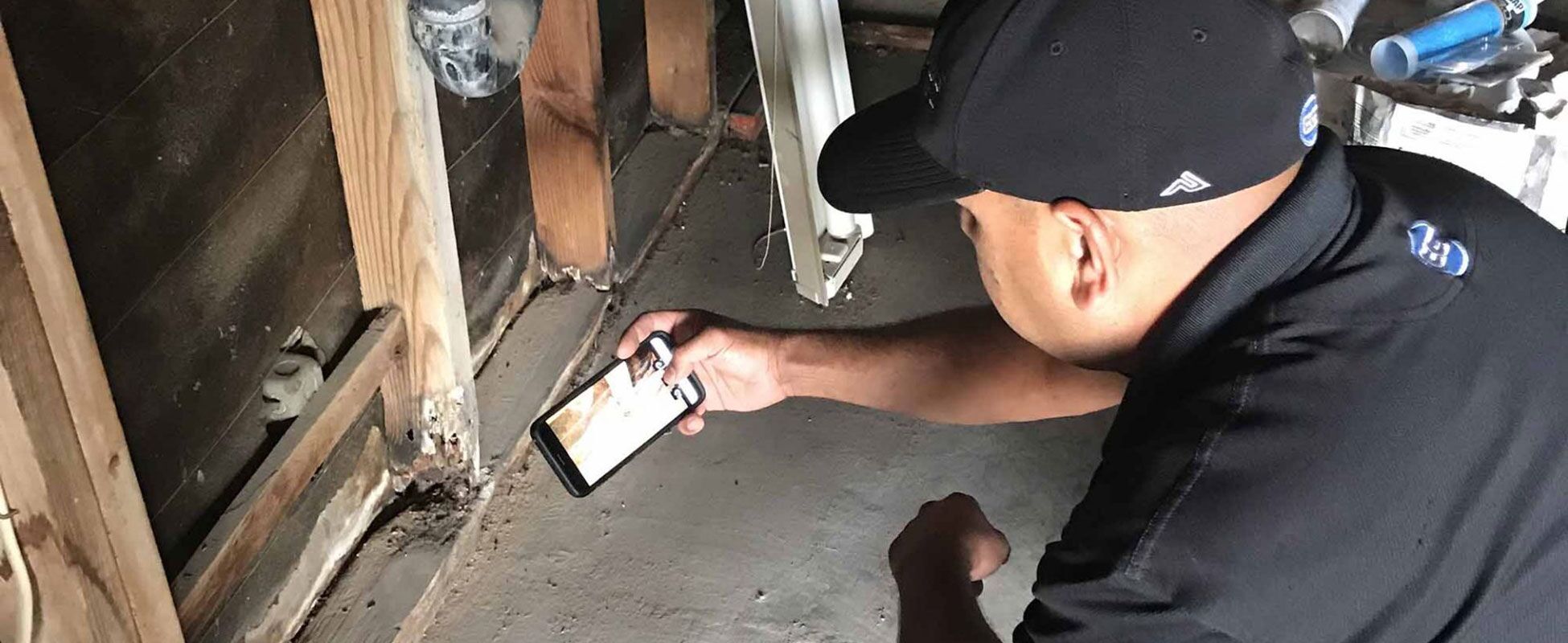 home-inspections-los-angeles-property-inspections-termite-inspections-roof-inspections-Elite-Group-Inspection-Professionals-5-scaled Elite Group inspector performing termite inspection